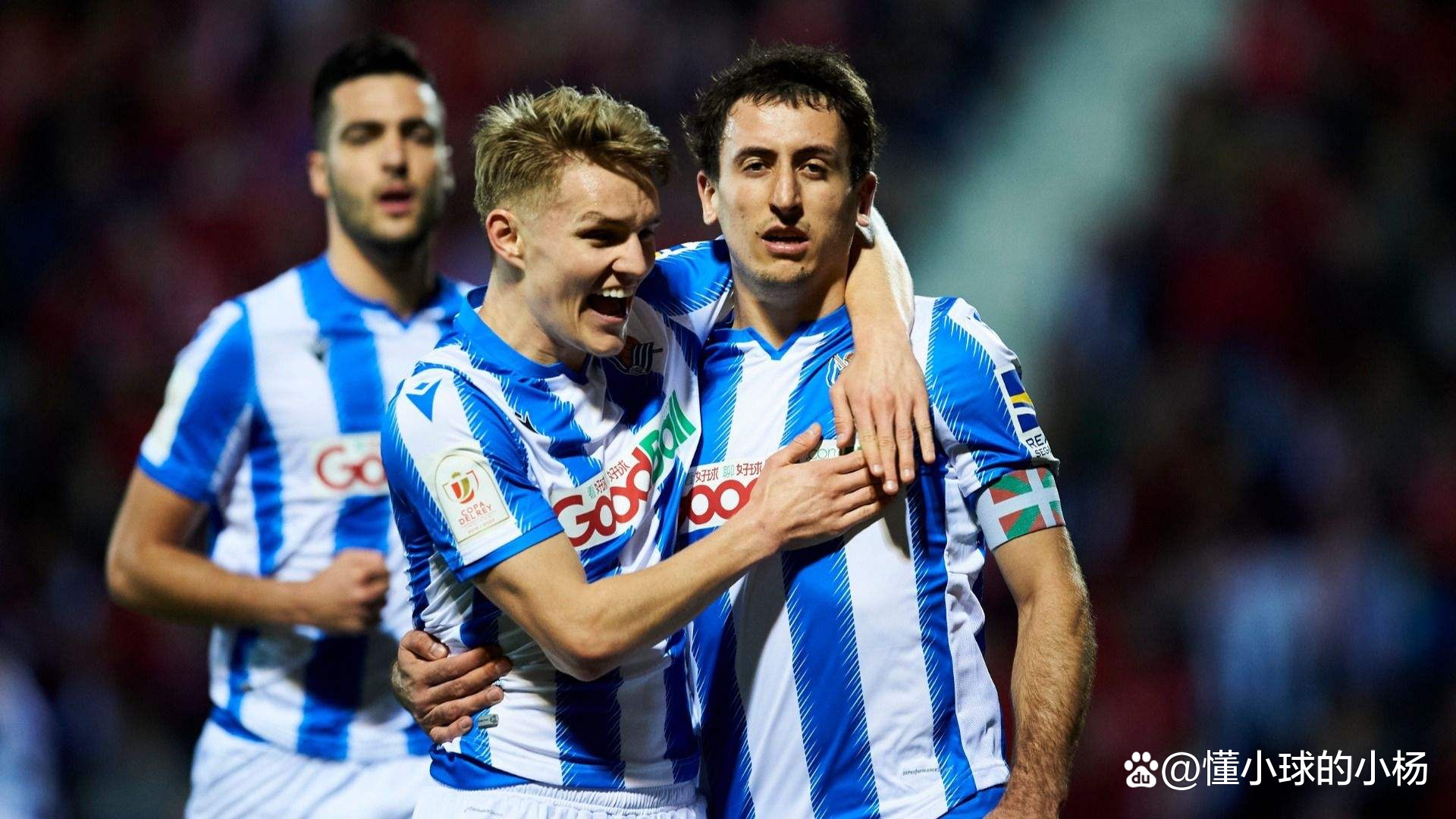 九游体育-包含赛地聚焦——欧联关键时刻热度飙升；莱比锡战术微调；悬念犹存；更衣室氛围转暖的词条