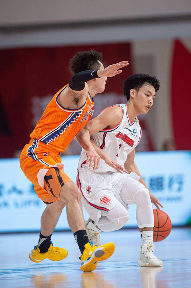 包含广东宏远清晨止住颓势；志在欧超杯名次提升；质疑声仍在；纪律约束更严格的词条