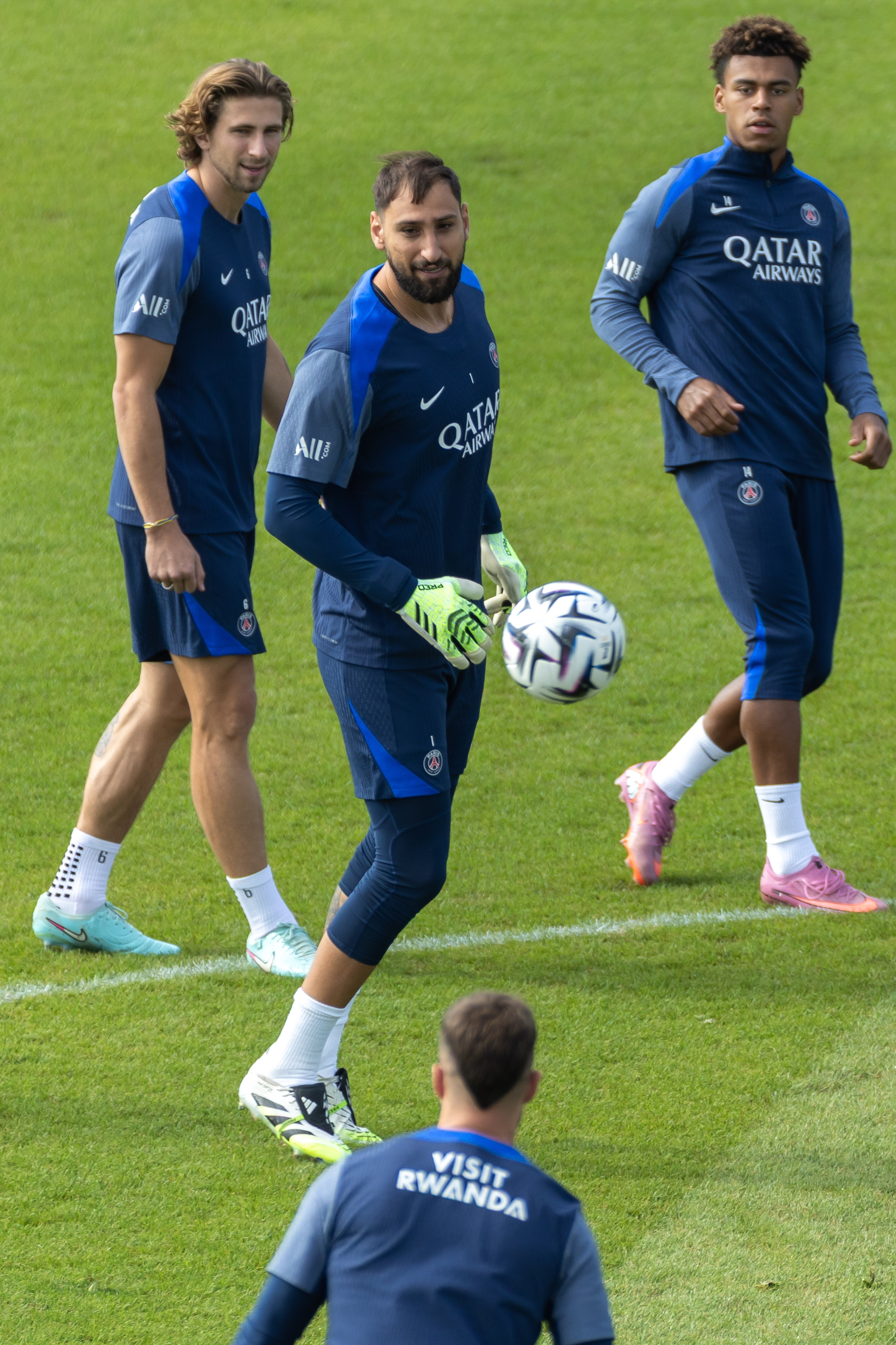 九游体育-包含窗口期巴黎圣日耳曼备战英超，防线松动细节曝光，气氛紧张，训练强度明显提升的词条